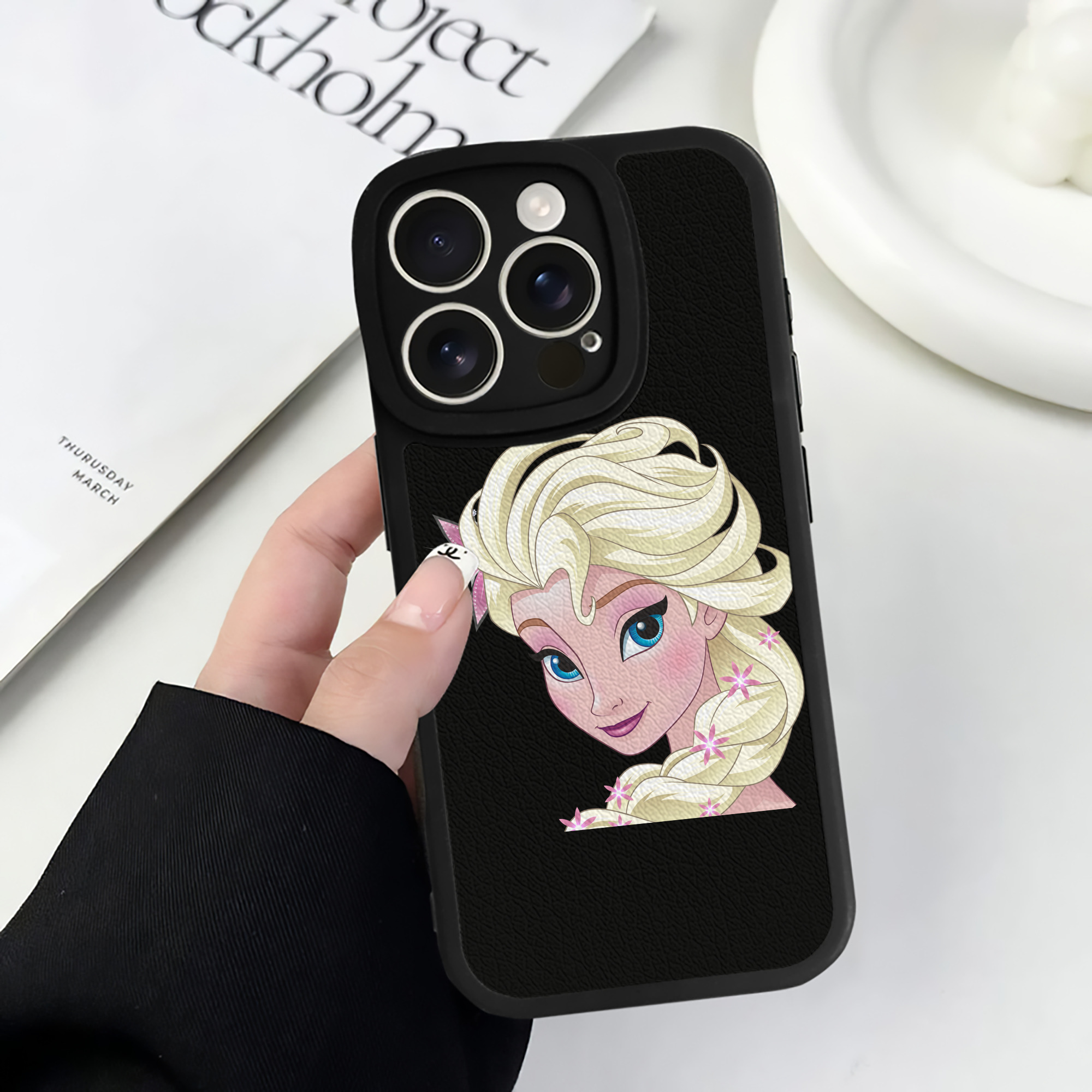 （画像用） アナと雪の女王 アンナ エルサ Frozen Anna Elsa 【iPhone 16シリーズ対応】シリコンスマホケース（レザー調） 材質：シリコン